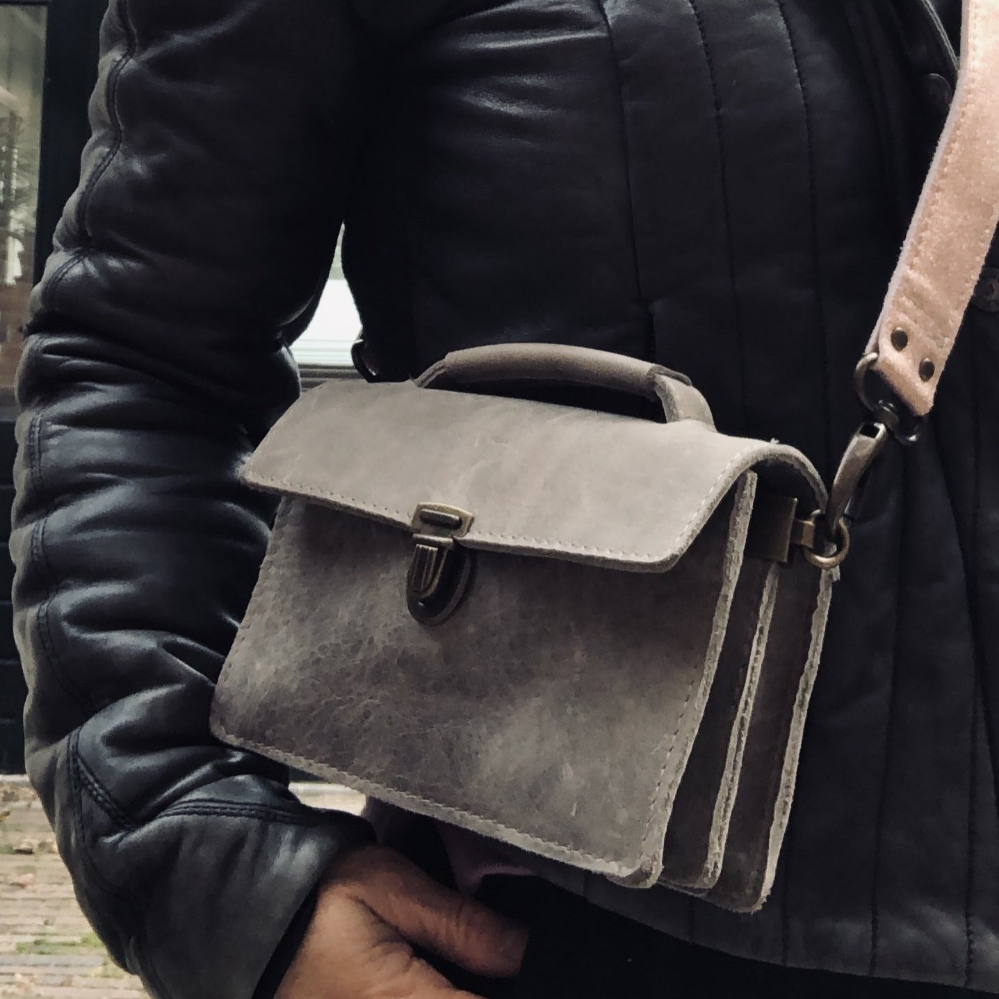 Riga - vandinthertassen - klein schoudertasje, twee vakken en een ritsvakje. Met of zonder schouderband te dragen